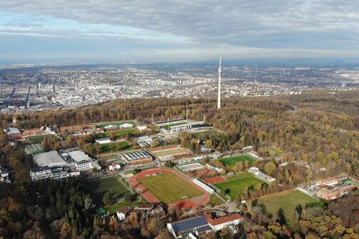 Luftbild Sportareal in Stuttgart-Degerloch mit Fernsehturm und Waldflächen sowie einen Blick auf den Talkessel Stuttgarts