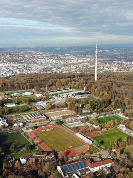 Luftbild Sportareal in Stuttgart-Degerloch mit Fernsehturm und Waldflächen sowie einen Blick auf den Talkessel Stuttgarts
