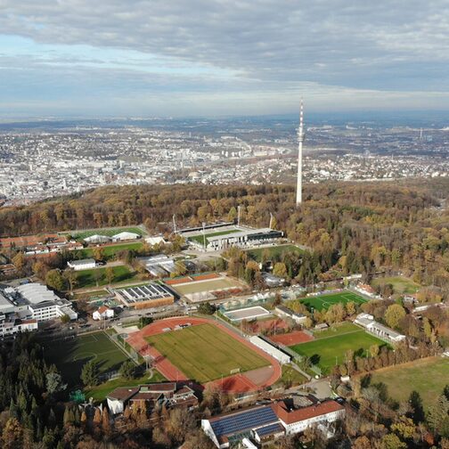 Luftbild Sportareal in Stuttgart-Degerloch mit Fernsehturm und Waldflächen sowie einen Blick auf den Talkessel Stuttgarts