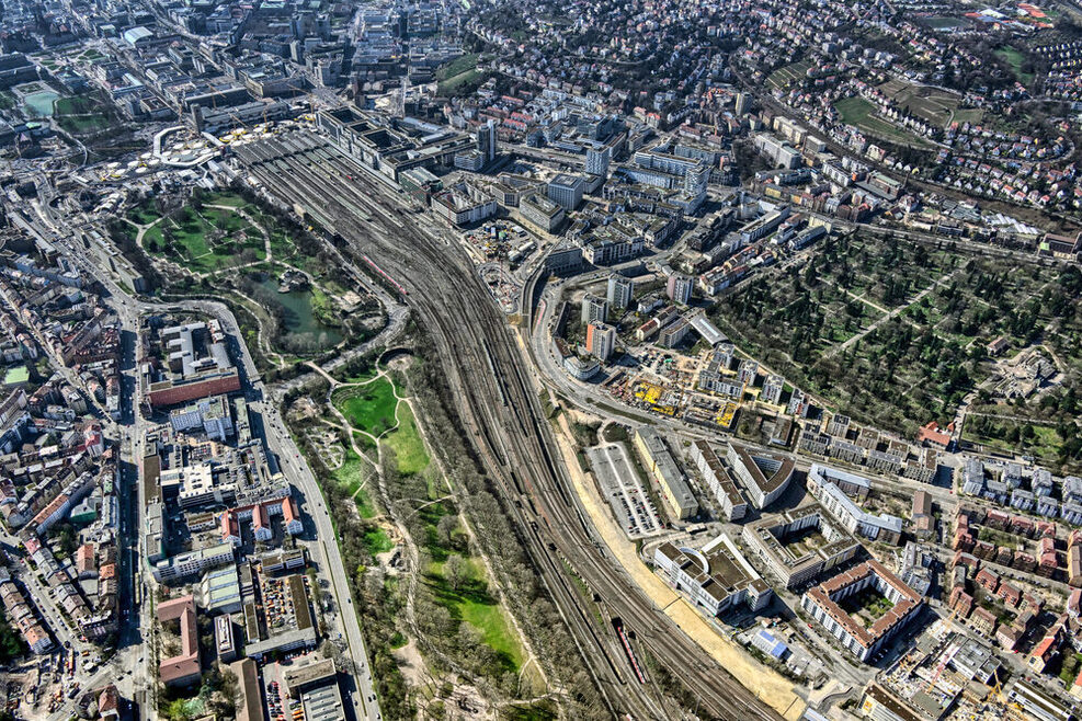 Blick von oben auf den Stuttgarter Kopfbahnhof mit Gleisflächen
