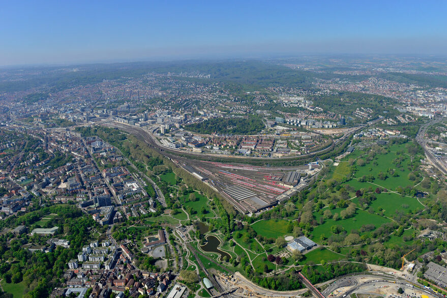 Luftaufnahme vom Stuttgarter Hauptbahnhof und dme Rosensteinpark.