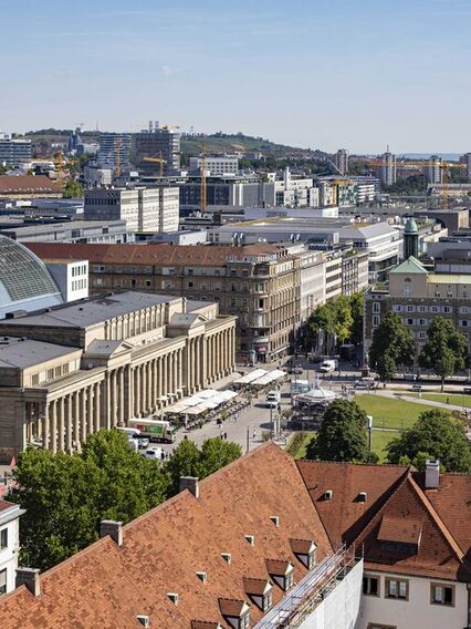 Blick vom Turm des Alten Schlosses auf die Königsstraße und den Schlossplatz. Im Hintergrund ist der Bonatz-Bau zu erkennen.