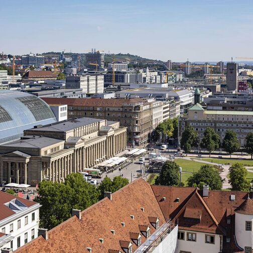 Blick vom Turm des Alten Schlosses auf die Königsstraße und den Schlossplatz. Im Hintergrund ist der Bonatz-Bau zu erkennen.