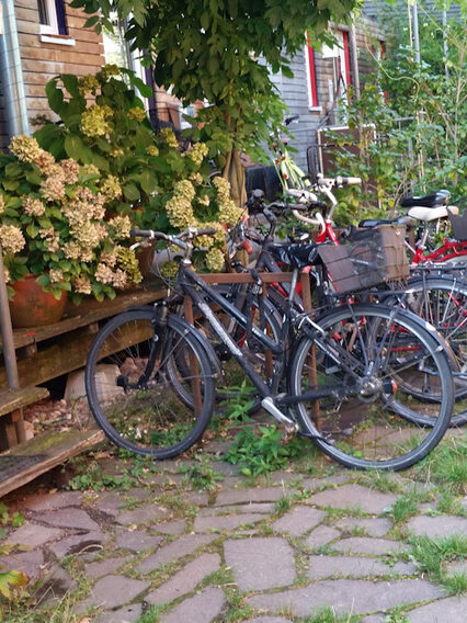 Garten auf einem Parkhaus mit im Stadtgebiet.