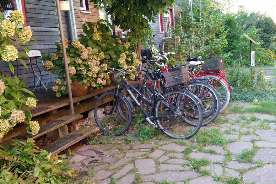 Garten auf einem Parkhaus mit im Stadtgebiet.