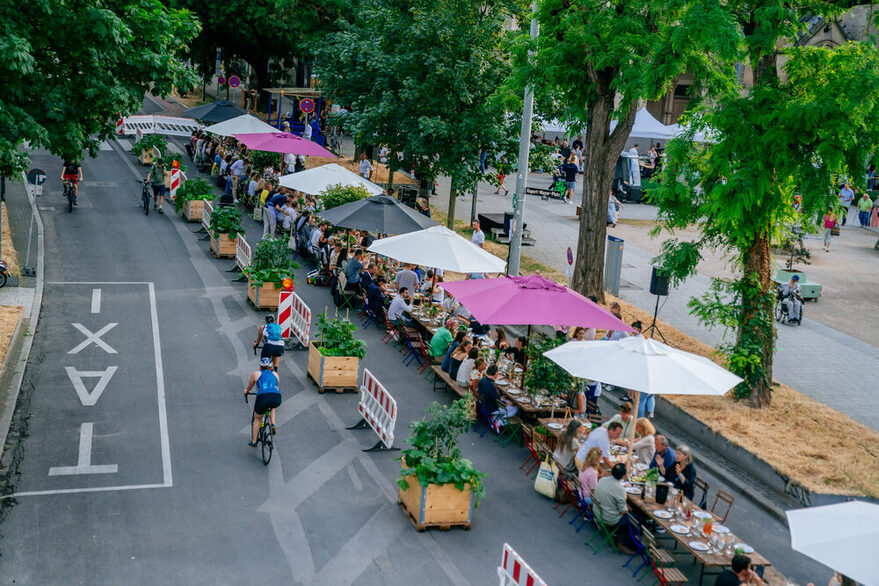 72 Meter lange Tafel mitten auf der Tübinger Straße