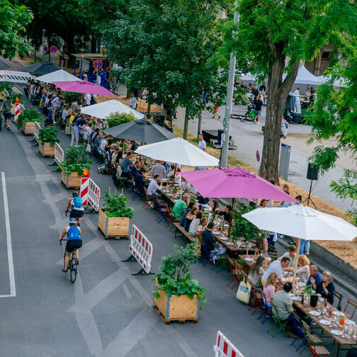 72 Meter lange Tafel mitten auf der Tübinger Straße