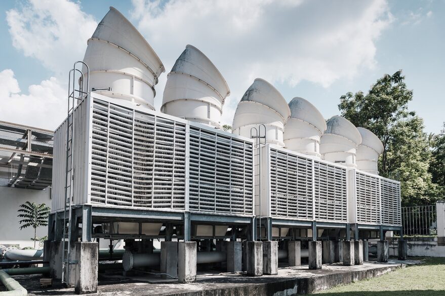 Einige industrielle Abluft- oder Abgasröhren zeigen gen Himmel.