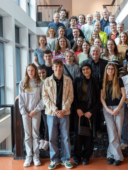 Rund 30 Teilnehmer, Schülerinnen und Schüler, Lehrerinnen und Lehrer und vertreter der Stadtverwaltung (unter anderem Bürgermeister für  Städtebau, Wohnen und Umwelt, Peter Pätzold, Dr. Jürgen Görres als Leiter der Abteilung Energie und Sandra Lange) stehen auf einer Treppe im Stuttgarter Rathaus für das Gruppenbild.