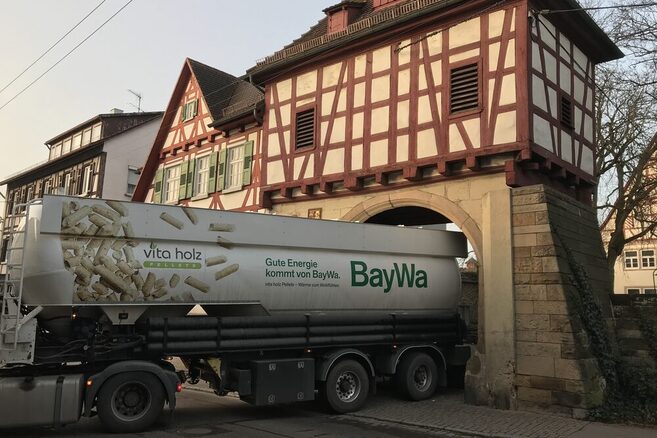 Ein Transporter mit Pellets fährt zum Spitalhof, um das dortige Pelletlager zu beladen.