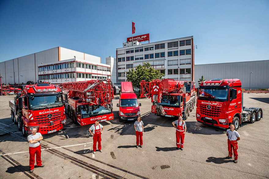 Zu sehen ist ein Foto der Niederlassung der Martin Scholpp Gruppe im Stuttgart Hafen, mitsamt Personal und Sonderfahrzeugen.