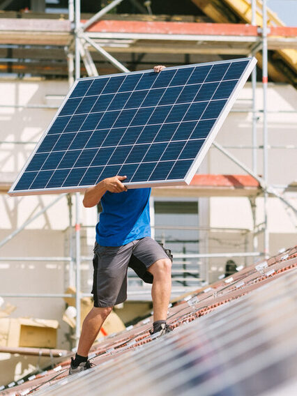 Photovoltaikanlage wir auf einem Dach in Stuttgart installiert.