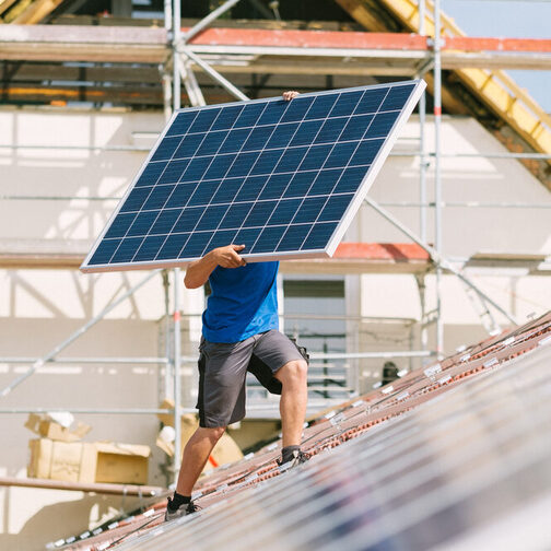 Photovoltaikanlage wir auf einem Dach in Stuttgart installiert.