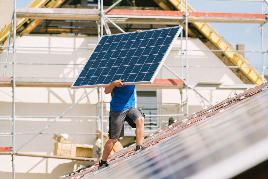 Photovoltaikanlage wir auf einem Dach in Stuttgart installiert.