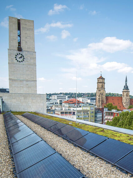 Solarzellen auf dem Rathausdach mit Blick auf den Rathausturm