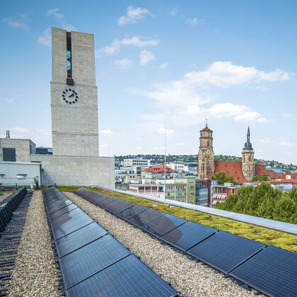 Solarzellen auf dem Rathausdach mit Blick auf den Rathausturm