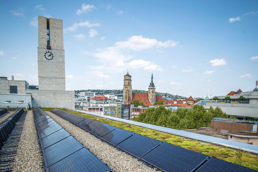 Solarzellen auf dem Rathausdach mit Blick auf den Rathausturm