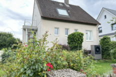 Ein älteres Einfamilienhaus mit einer Wärmepumpe