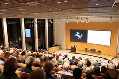 Informationsveranstaltung zu "Wärmepumpen im Bestand" im Januar 2025 im Rathaus. Menschen sitzen vor einer Präsentationsleinwand