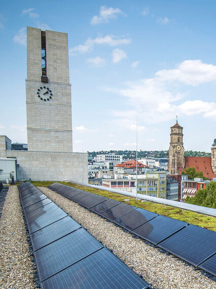 Solarzellen auf dem Rathausdach leisten einen Beitrag zur energieeffizienten Stromversorgung.