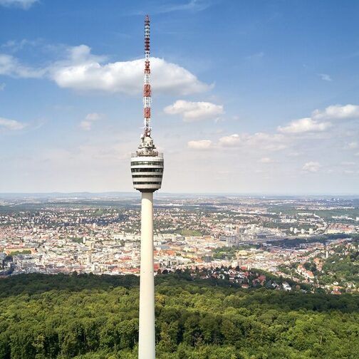 Fernsehturm mit Talkessel im Hintergrund