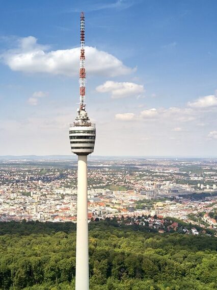 Fernsehturm mit Talkessel im Hintergrund