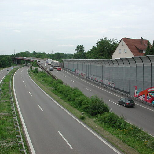 Spezielle Lärmschutzwände können Anwohner vor Straßenlärm schützen.