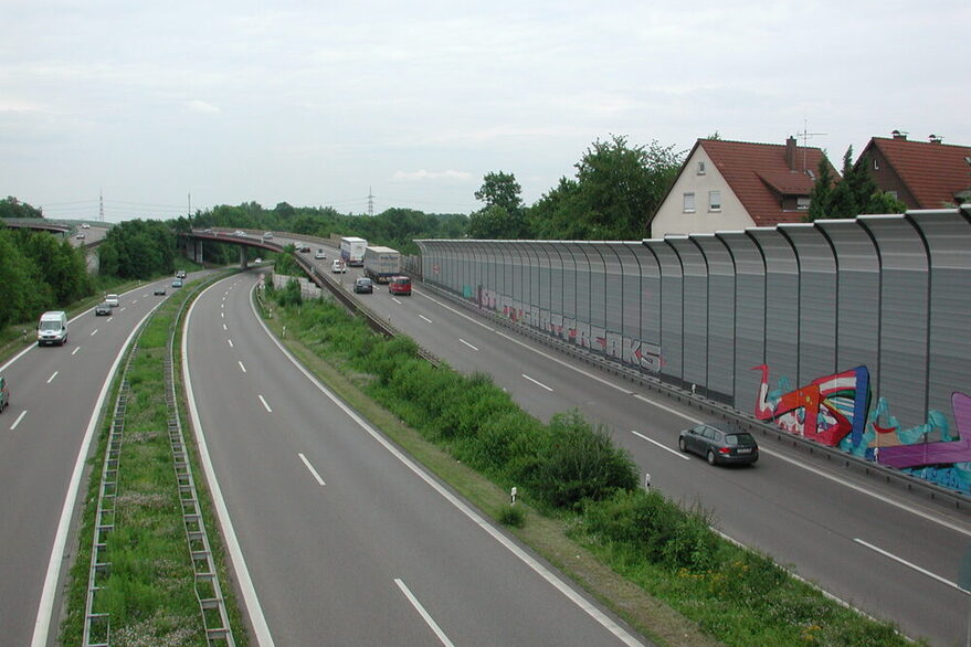 Spezielle Lärmschutzwände können Anwohner vor Straßenlärm schützen.