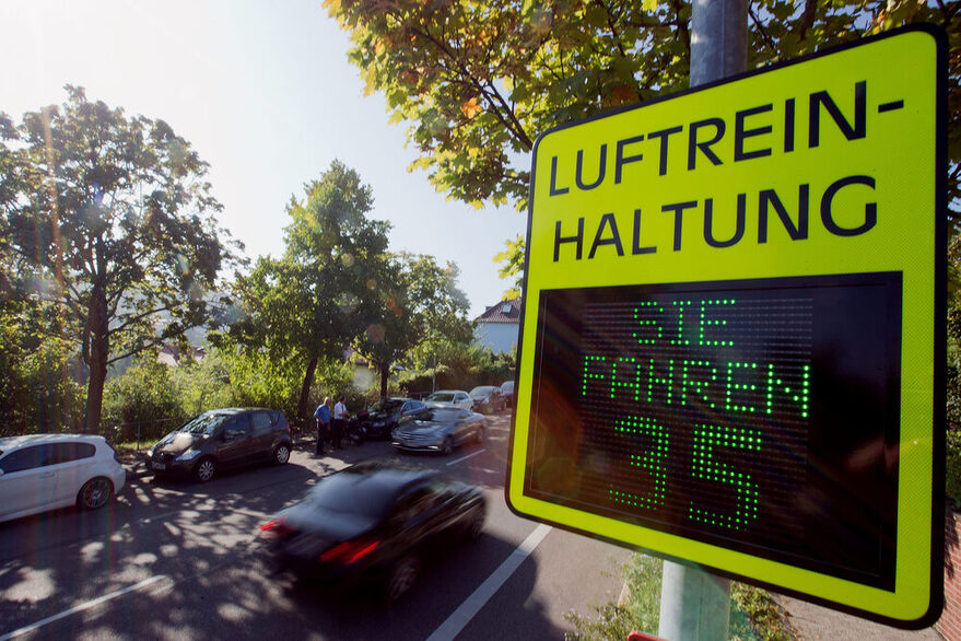 Infotafel mit Geschwindigkeitsanzeige zur Luftreinhaltung