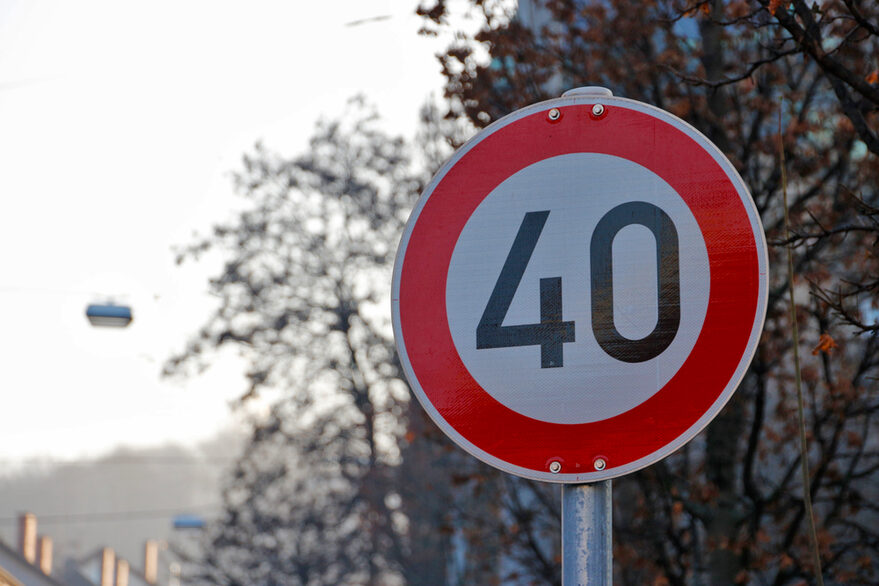 Schild mit Hinweis für Tempo 40