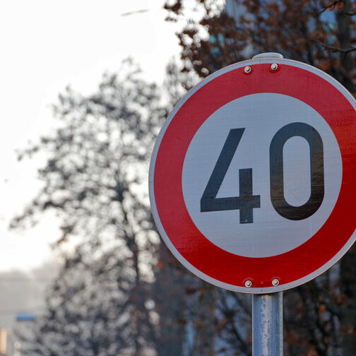 Schild mit Hinweis für Tempo 40