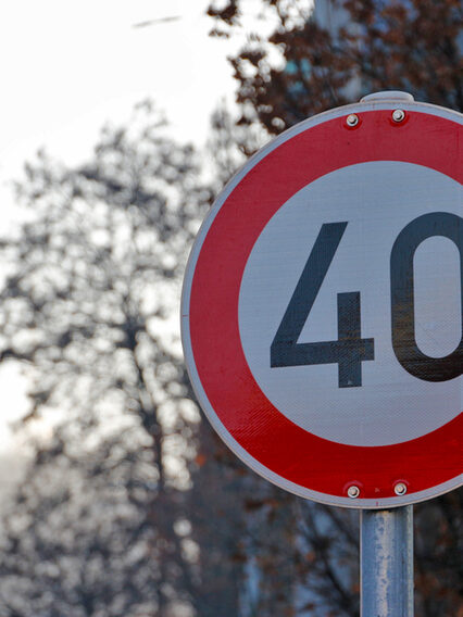 Schild mit Hinweis für Tempo 40