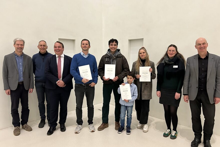 Zu sehen sind die Preisträger und die Jury des Umwelt-Fotowettbewerbs 2025