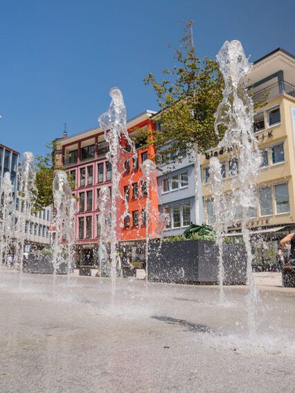 Fontänenfeld auf dem Stuttgarter Marktplatz vor dem Rathaus