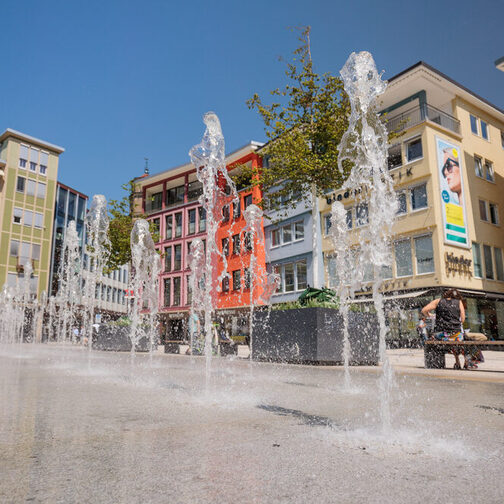 Fontänenfeld auf dem Stuttgarter Marktplatz vor dem Rathaus