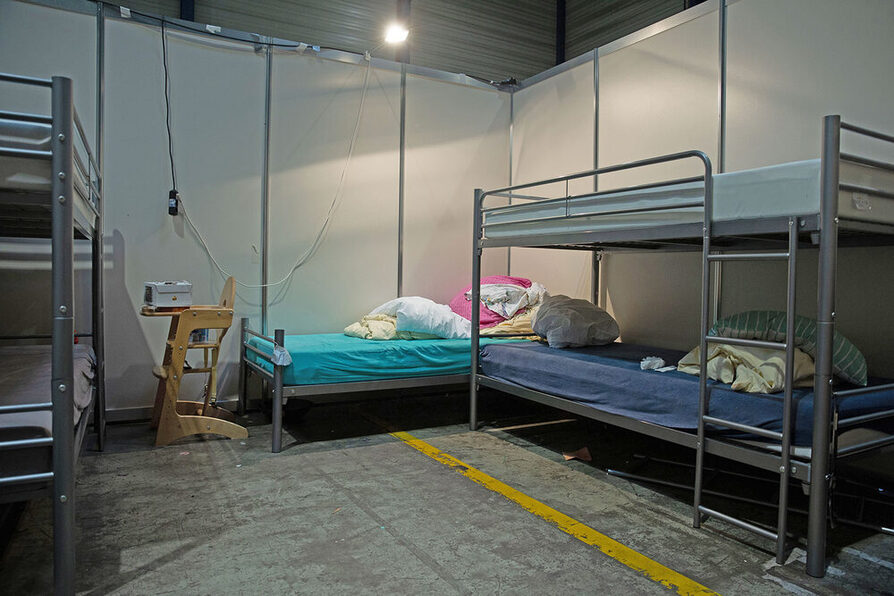 Schlafstätten für die Geflüchteten in der Hanns-Martin-Schleyer-Halle.