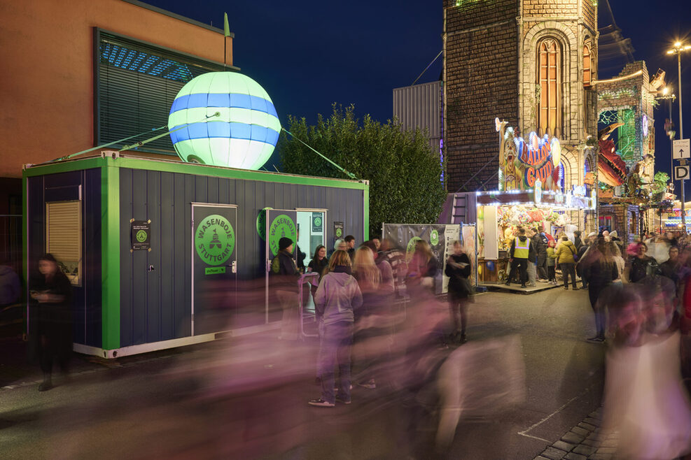 Die Wasenboje ist ein Safer Space für Mädchen* und Frauen*. Der neongrüne Container ist zentral positioniert auf dem Festgelände, neben DRK und Wasenwache.
