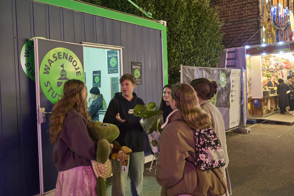 Mitten im Getümmel des Festes hilft die Wasenboje beispielsweise bei Belästigung, Orientierungslosigkeit oder informiert über K.O.-Tropfen.