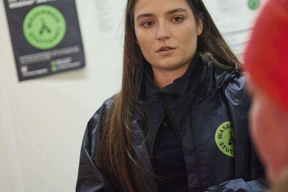 Eine Klientin sucht die Wasenboje auf, wo sich eine Mitarbeiterin um sie kümmert.