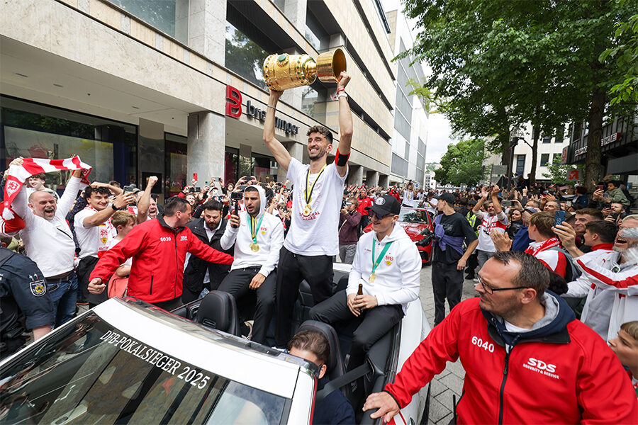 Das Foto zeigt den Mannschaftskapitän Atakan Karazor mit dem DFB-Pokal beim Autokorso auf dem Marktplatz in Stuttgart. Foto: Leif Piechowski/Stadt Stuttgart