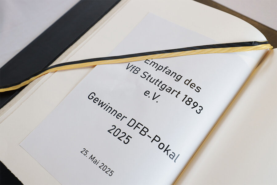 Das Foto zeigt die geöffnete Seite im Goldenen Buch der Landeshauptstadt Stuttgart, auf der sich der Pokalsieger VfB Stuttgart eintragen darf. Foto: Leif Piechowski/Stadt Stuttgart