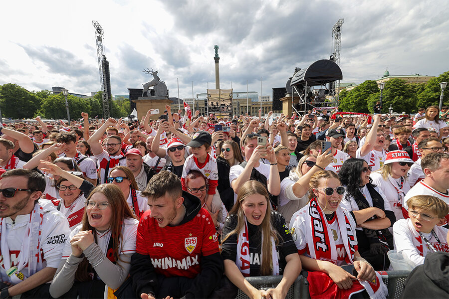 Das Foto zeigt jubelnde Fans beim Fanfest des VfB Stuttgart auf dem Schlossplatz. Foto: Leif Piechowski/Stadt Stuttgart