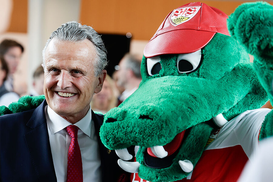 Das Foto zeigt Oberbürgermeister Dr. Frank Nopper zusammen mit dem jubelnden VfB-Maskottchen "Fritzle". Foto: Leif Piechowski/Stadt Stuttgart
