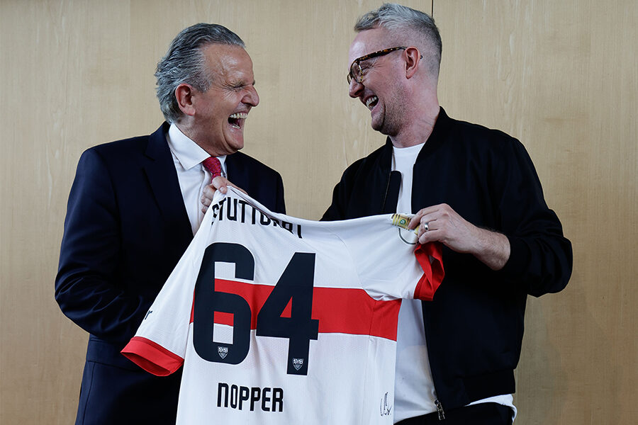 Das Foto zeigt Oberbürgermeister Dr. Frank Nopper mit dem Vorstandsvorsitzenden des VfB Alexander Wehrle lachend bei der Übergabe eines Trikots für OB Nopper zum Geburtstag. Foto: Leif Piechowski/Stadt Stuttgart