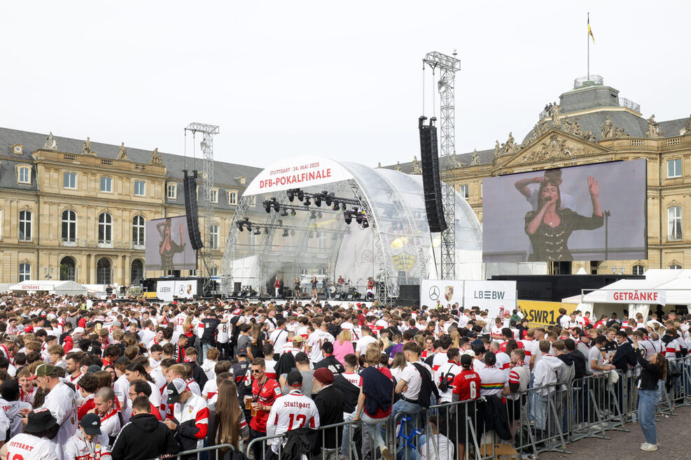 VfB-Fans vor Bühne