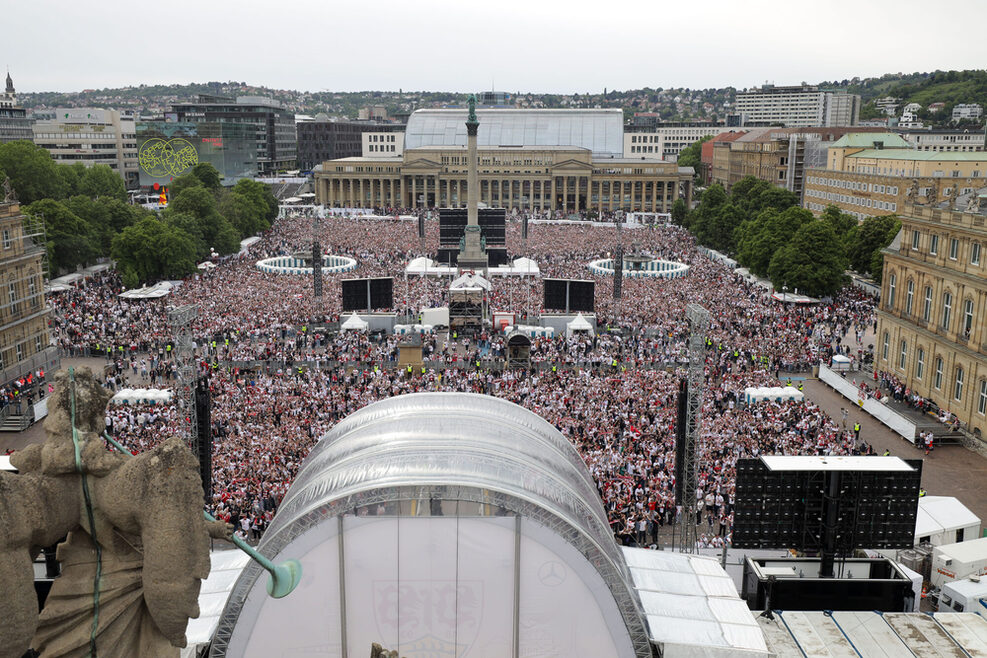 Blick auf den Schlossplatz voller VfBFans