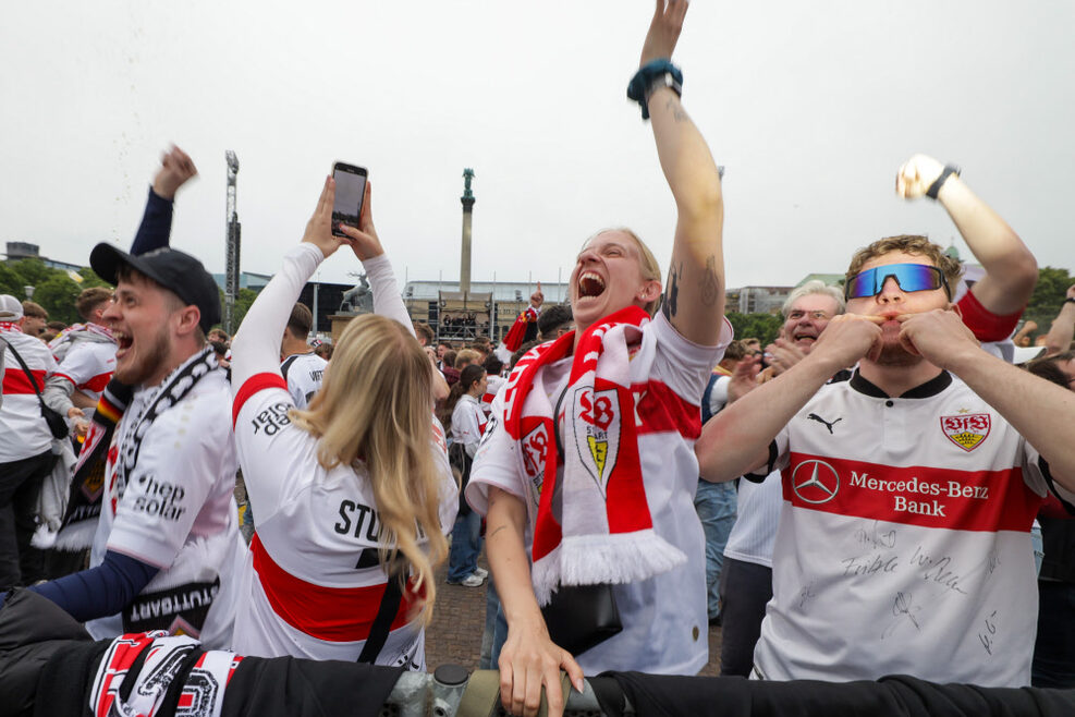 Jubelnde VfB-Fans