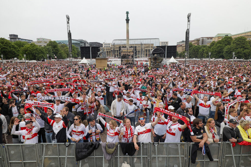 Feiernde VfB-Fans auf dem Schlossplatz