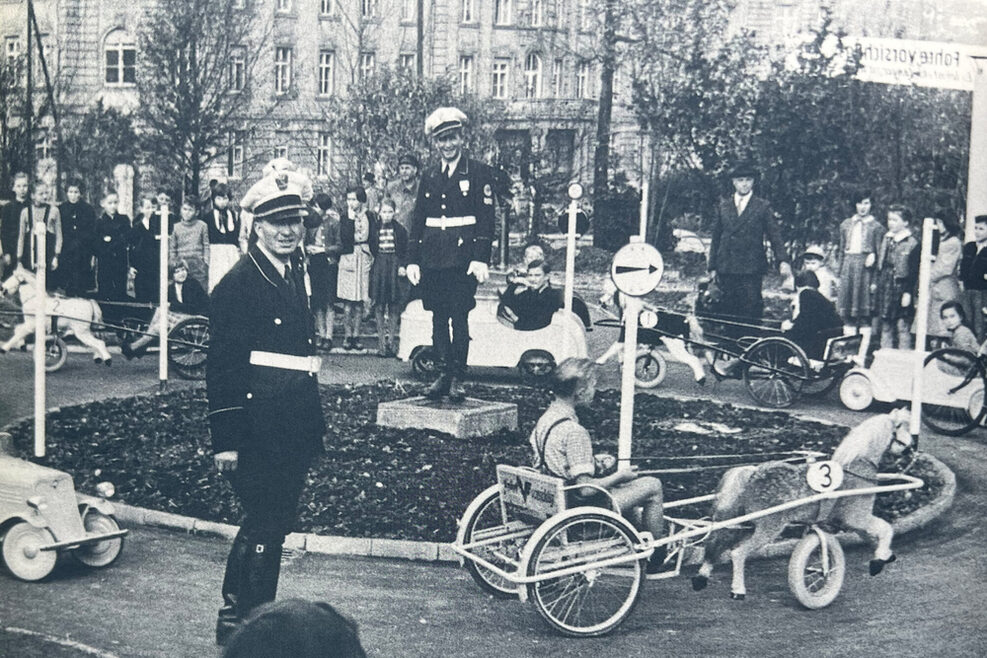 Jugendverkehrsschule: Polizisten üben in den 1950ern mit Kindern auf einem Parcours