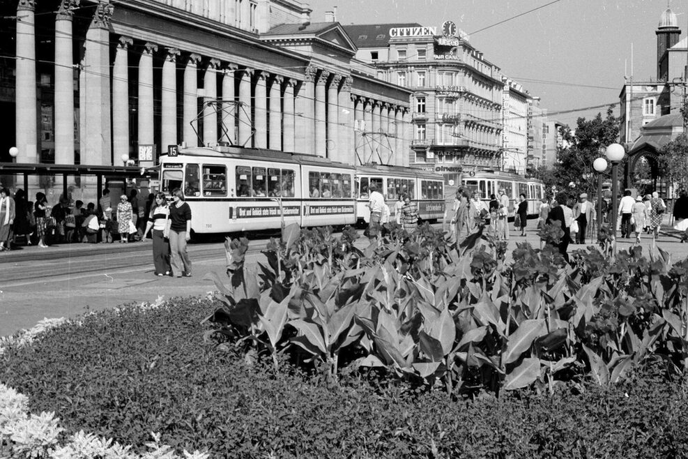 Schlossplatz mit Straßenbahn vor dem Königsbau